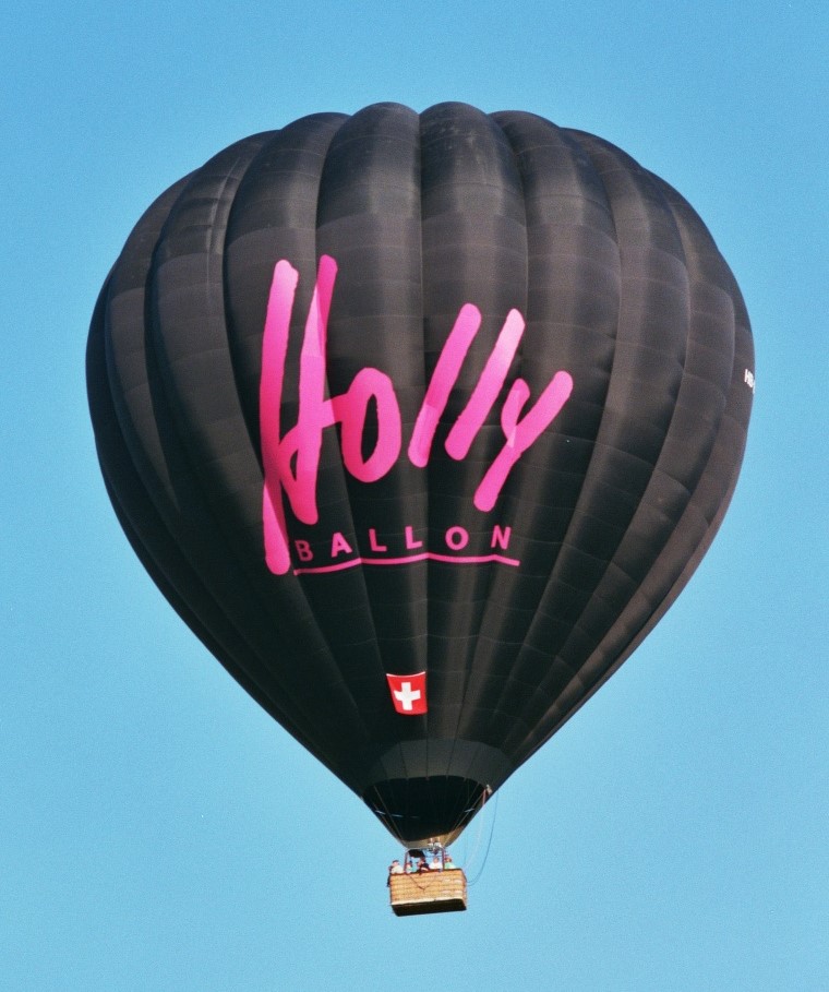 Foto eines Holly-Heissluftballons. Klick darauf führt zur Webseite www.holly.ch in neuem Tab.