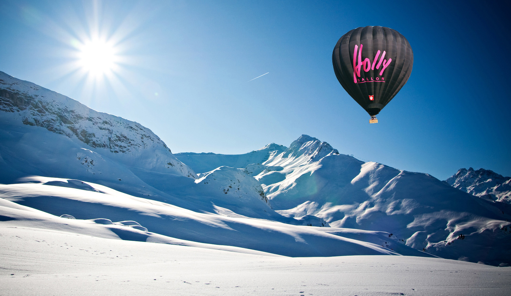 Foto vom Holly-Ballon über den Alpen. Klick darauf führt zur Webseite www.holly.ch in neuem Tab.