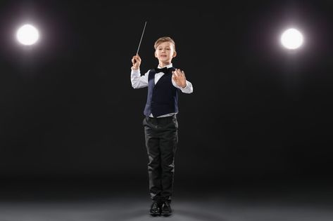 Foto eines kleinen Jungen als Dirigenten
