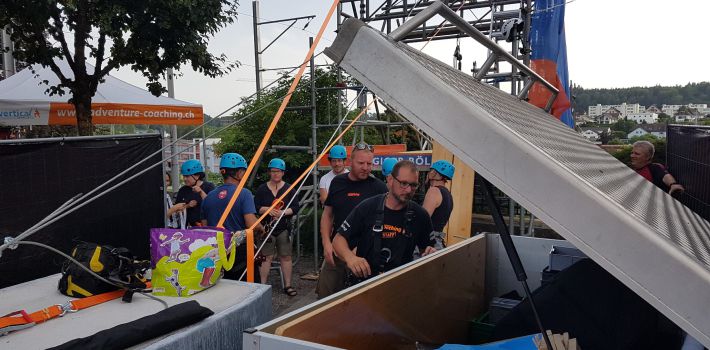 Foto vom Vorstand mit Helm bei der Instruktion