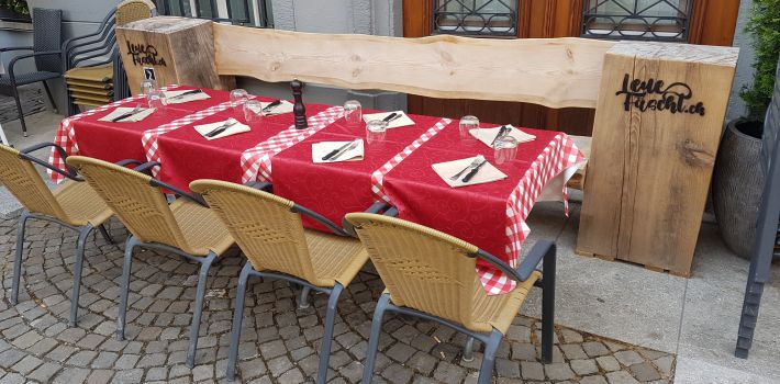 Foto einer Festbank mit gedecktem Tisch vorne dran