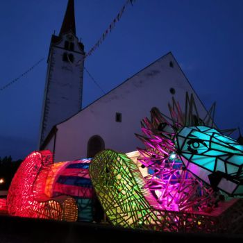 Farbig ausgeleuchtete Leuenskulptur