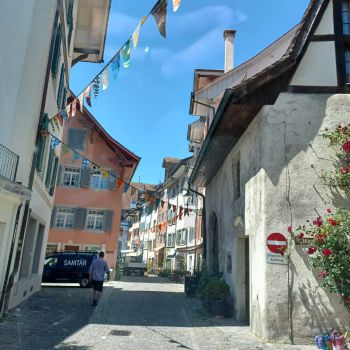 Foto der Altstadt mit aufgehängten Wimpel