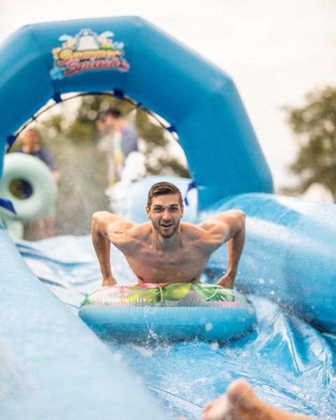 Foto eines Mannes auf der Wasserrutschbahn Foto eines Mannes auf der Wasserrutschbahn