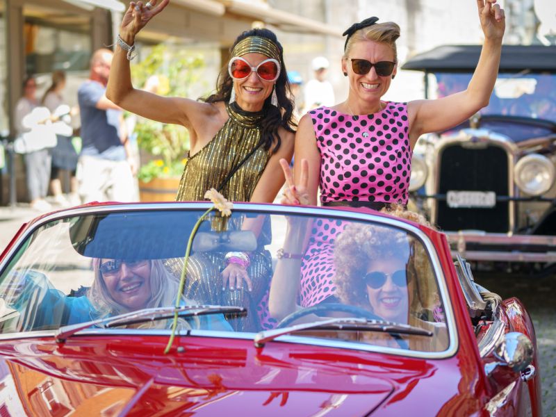 Foto eines Autos mit Personen am Schlager-Rallye Foto eines Autos mit Personen am Schlager-Rallye